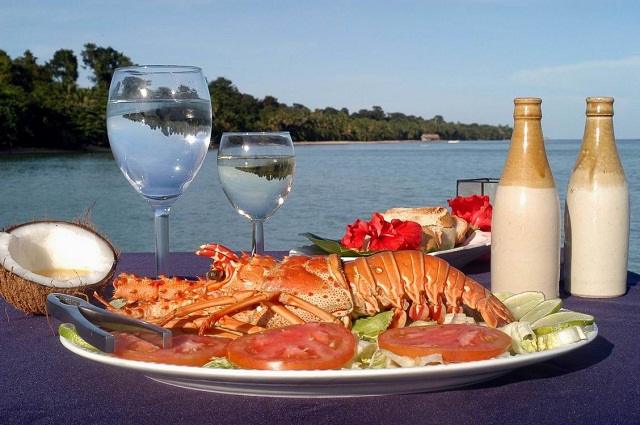 a comer langosta en los roques1.jpg